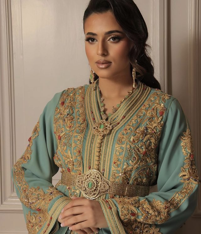 Bruid in groene kaftan met gouden borduursel