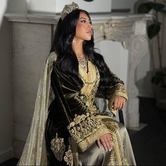 Bruid in fluwelen kaftan met gouden kroon