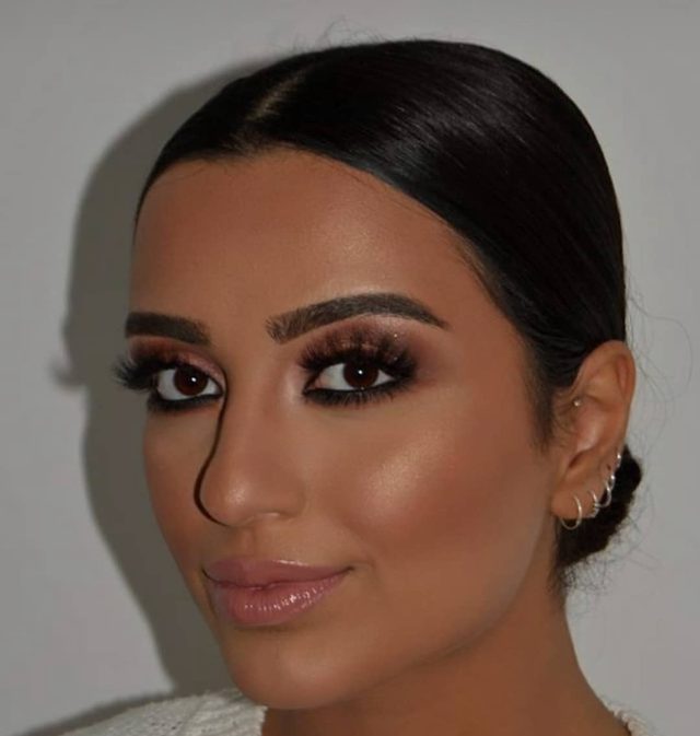 Bruine smokey eyes met gladde knot
